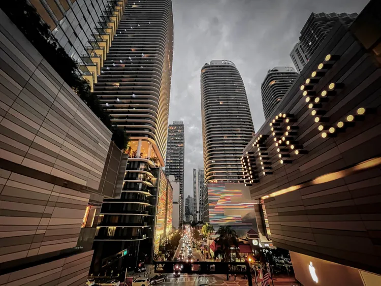 Q4 2021 Greater Downtown Miami Luxury Condo Market Report - Edgewater Leads Miami Growth