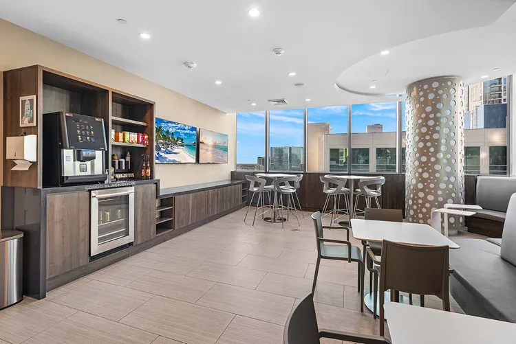 100 Las Olas image #7