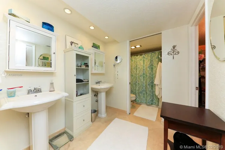 Towers of Key Biscayne #D503 image #15