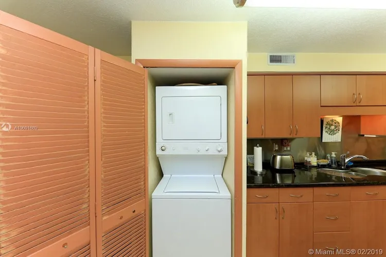 Towers of Key Biscayne #D503 image #17