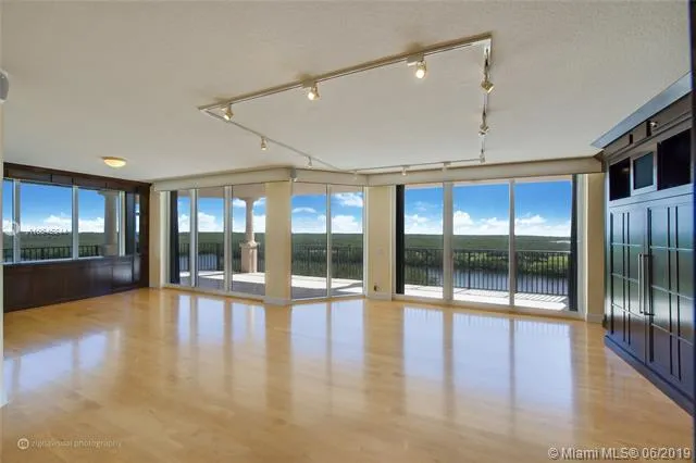 Siena Condo Deering Bay #801 image #6