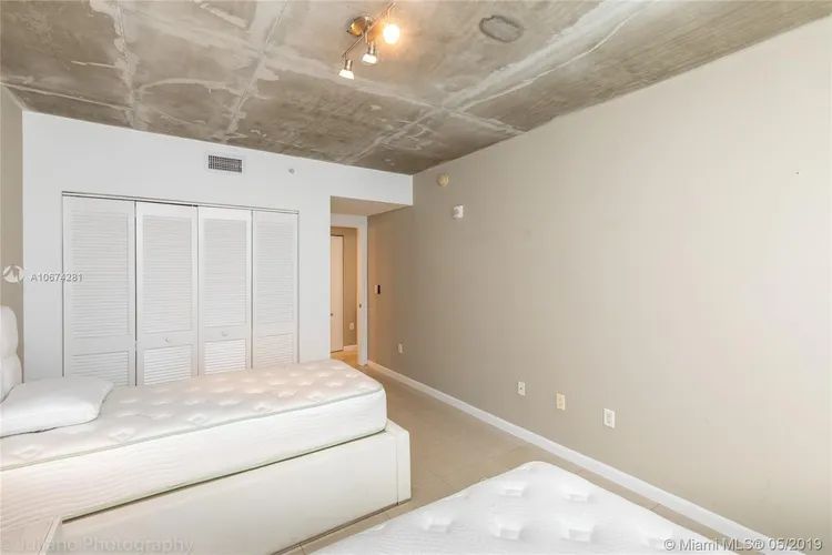 Midblock Condominium #1004 image #10