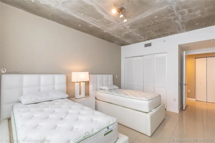 Midblock Condominium #1004 image #11