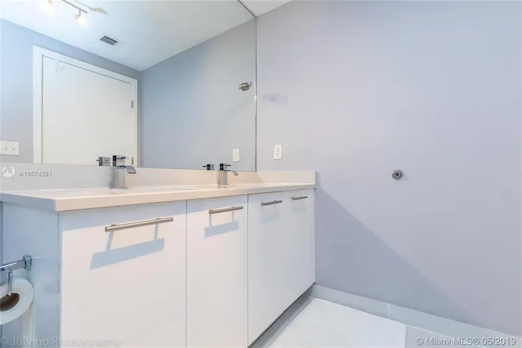 Midblock Condominium #1004 image #15