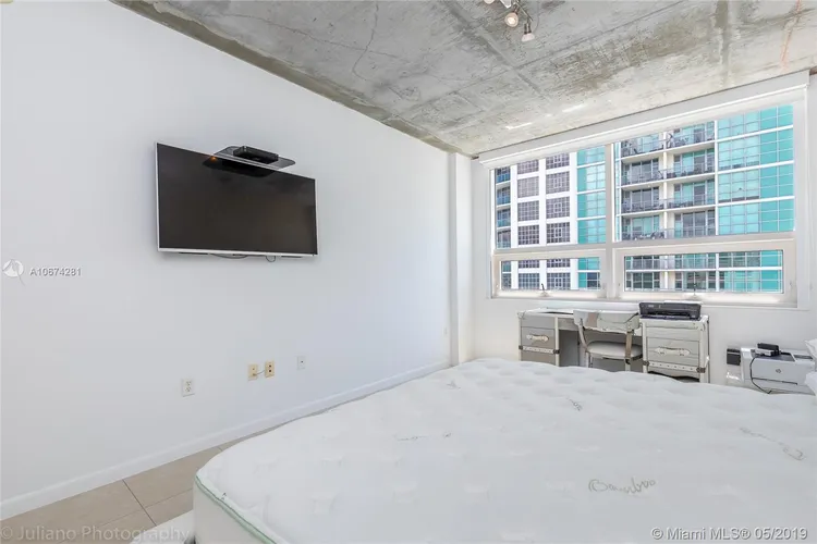 Midblock Condominium #1004 image #17