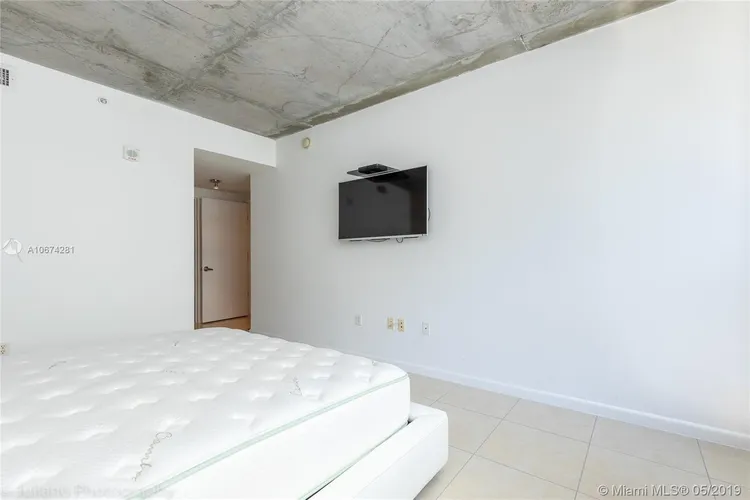 Midblock Condominium #1004 image #18