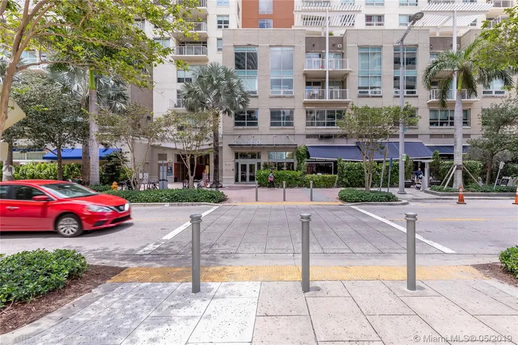 Midblock Condominium #1004 image #28