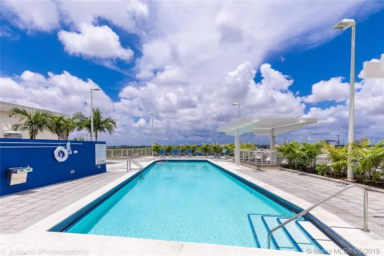 Midblock Condominium #1004 image #31