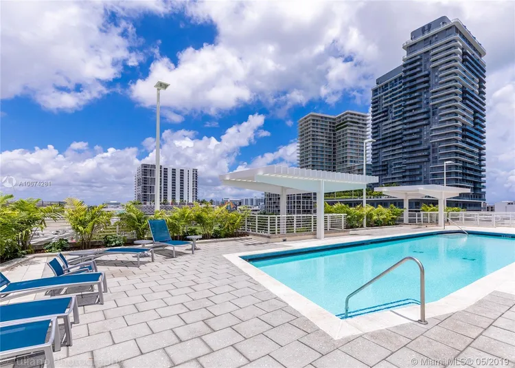 Midblock Condominium #1004 image #32