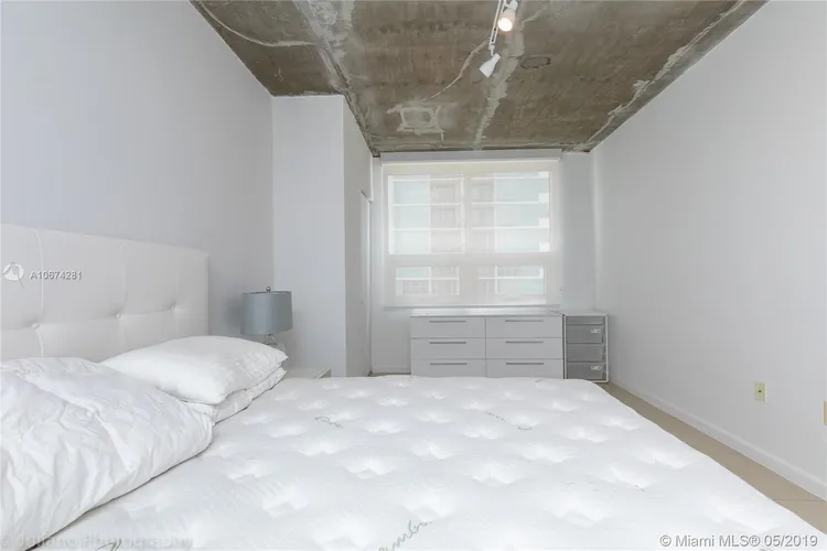 Midblock Condominium #1004 image #8