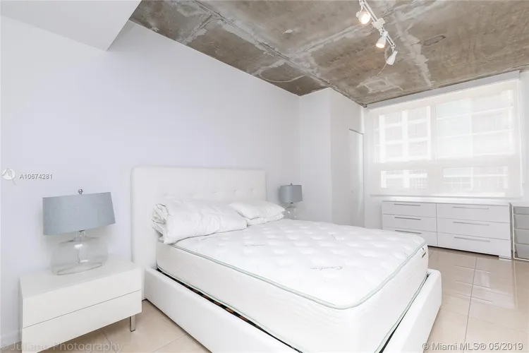 Midblock Condominium #1004 image #9