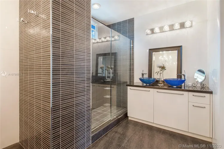 Space 01 Lofts #704 image #12