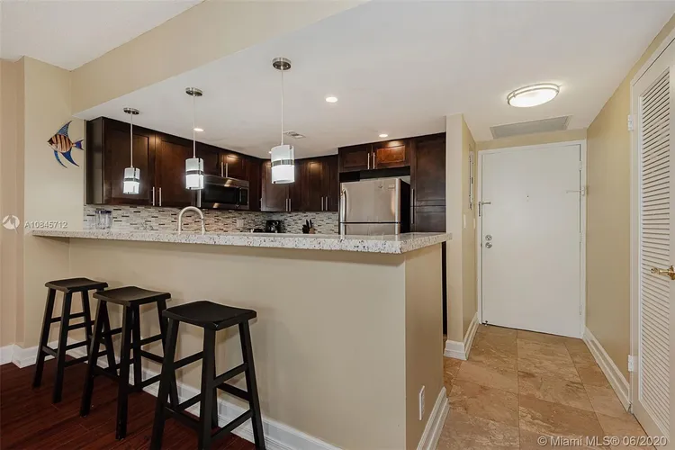 Sea Air Towers #918 image #10