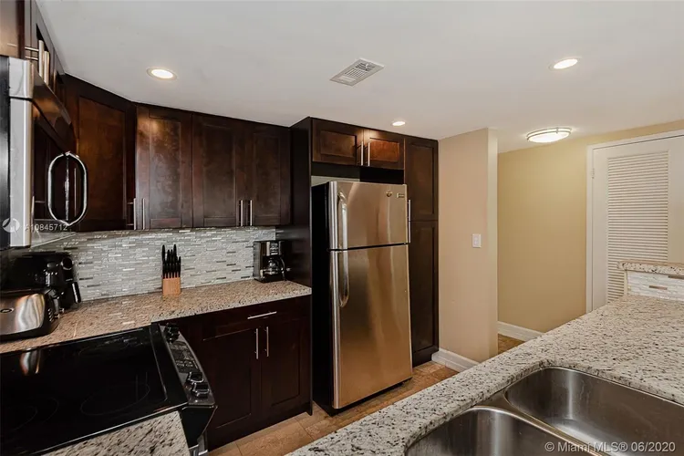 Sea Air Towers #918 image #11