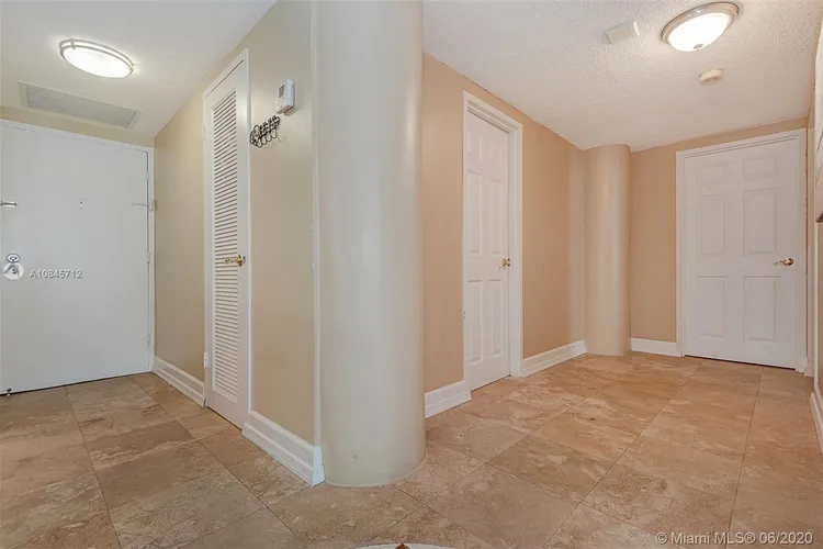 Sea Air Towers #918 image #13