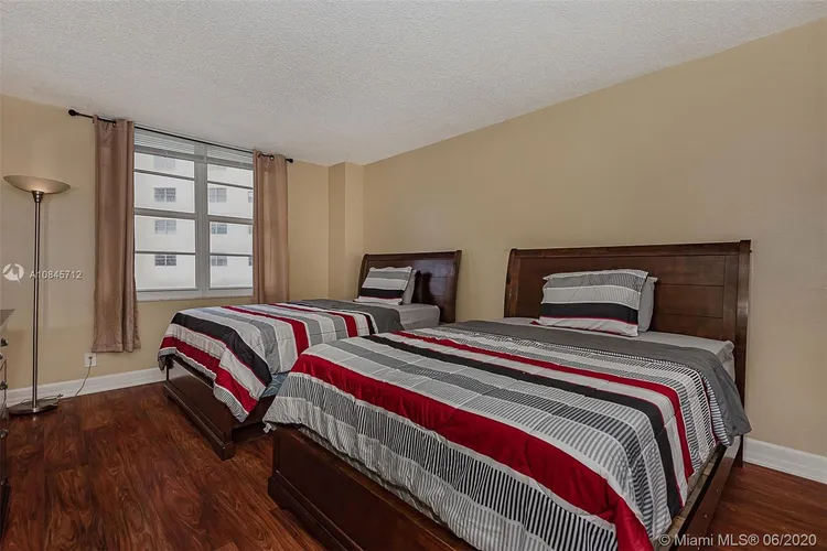 Sea Air Towers #918 image #14