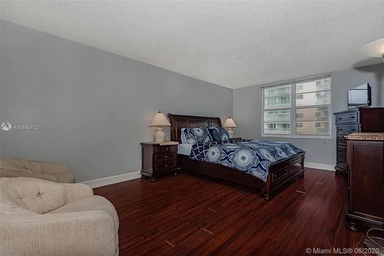 Sea Air Towers #918 image #17