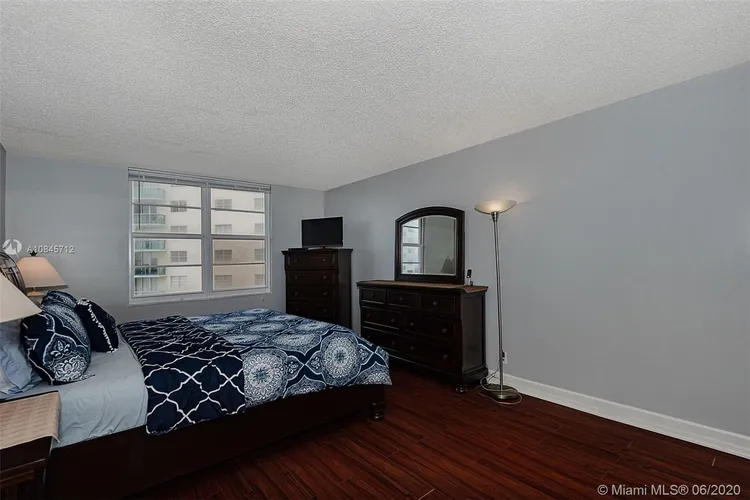 Sea Air Towers #918 image #18