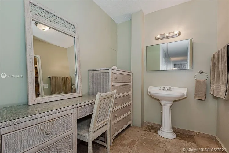 Sea Air Towers #918 image #20