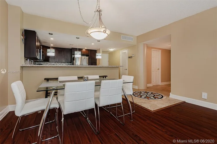 Sea Air Towers #918 image #8