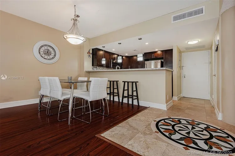 Sea Air Towers #918 image #9