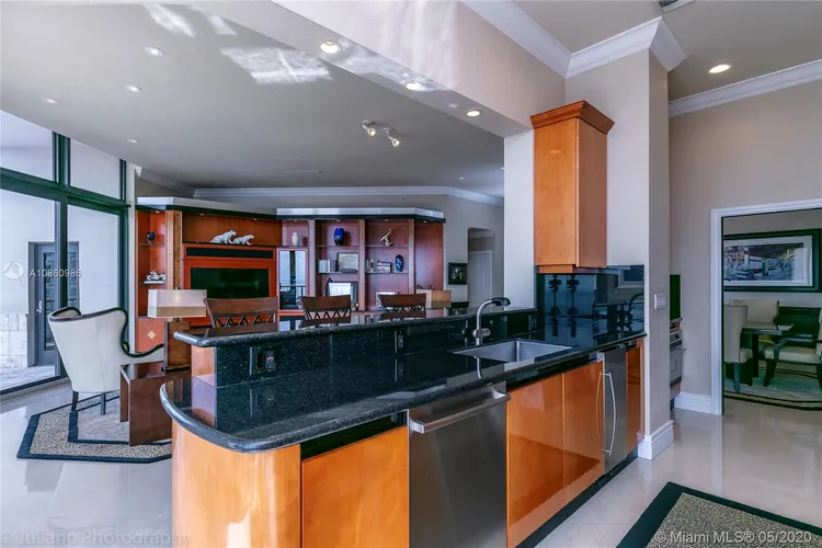 Villa Regina Condo #T206 image #8