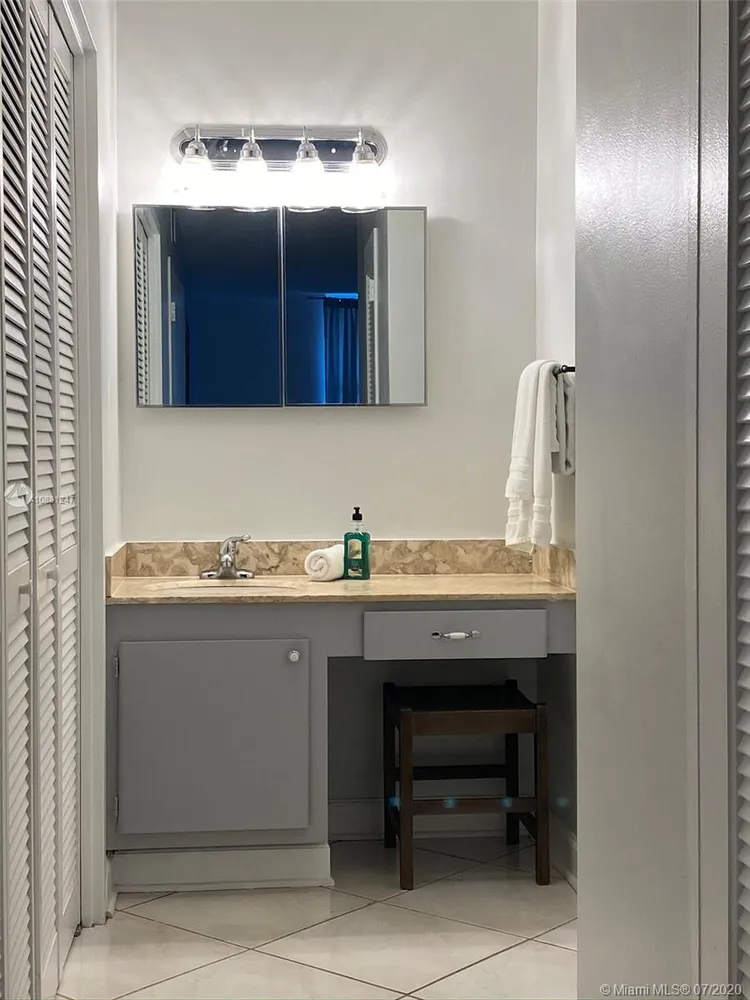 Sea Air Towers #1218 image #10