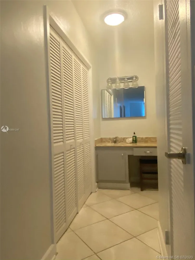 Sea Air Towers #1218 image #8