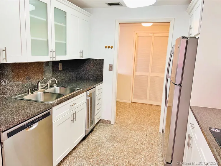 Villa Regina Condo #706 image #13