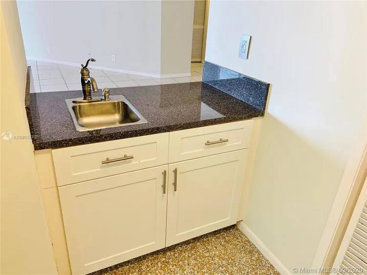 Villa Regina Condo #706 image #14