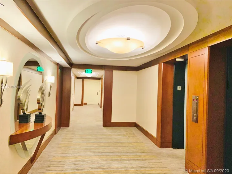 Villa Regina Condo #706 image #6