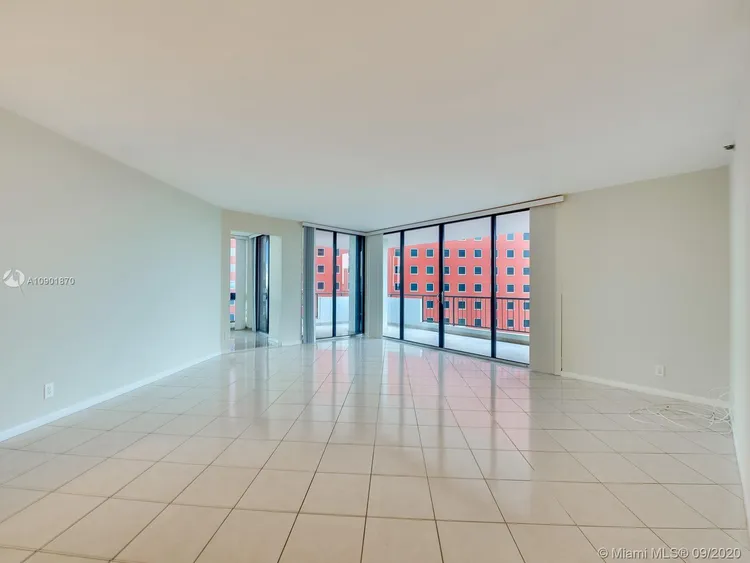 Villa Regina Condo #706 image #8