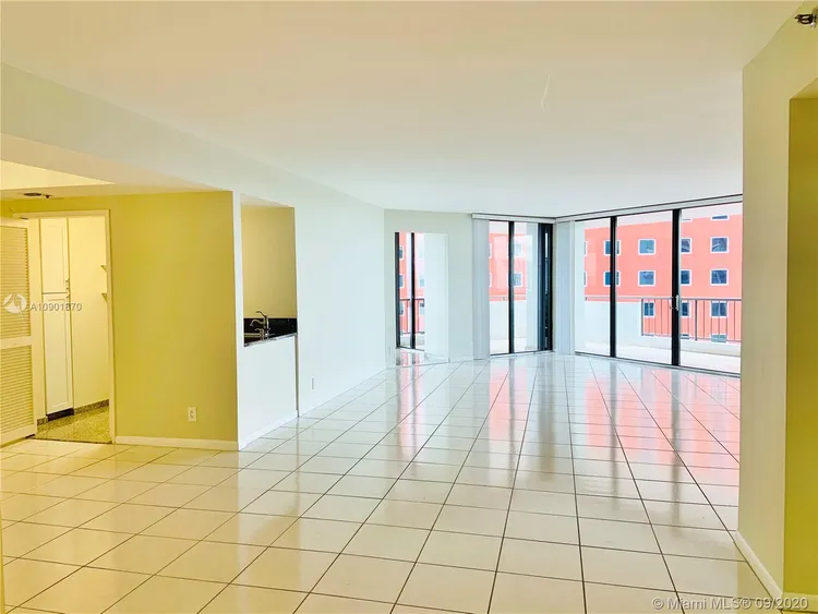 Villa Regina Condo #706 image #9