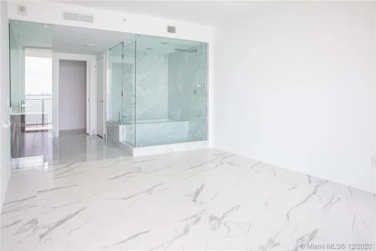 One Paraiso #403 image #9