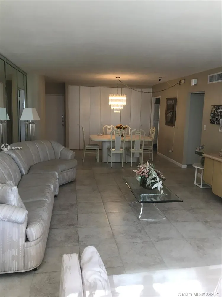 Carriage Club North #617 image #6