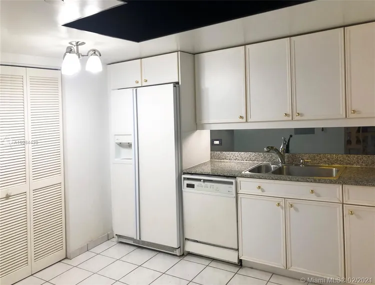 Champlain Towers East #8B image #21