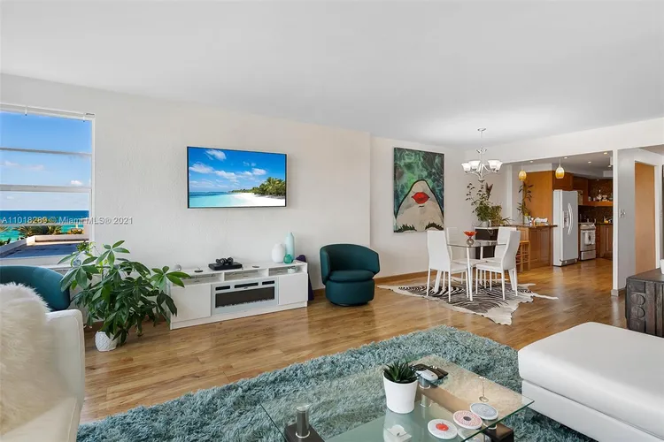 Hollywood Towers #401 image #10