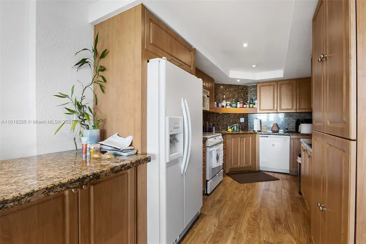 Hollywood Towers #401 image #12