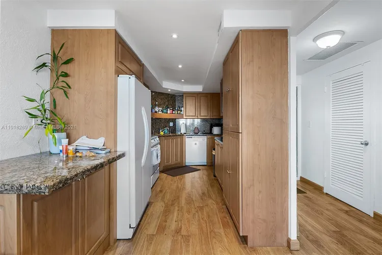 Hollywood Towers #401 image #13