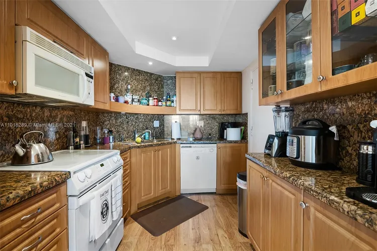 Hollywood Towers #401 image #14