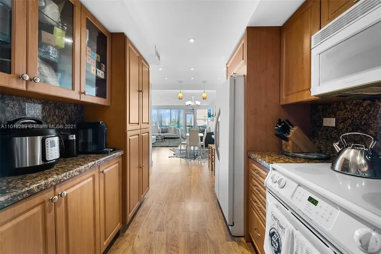 Hollywood Towers #401 image #15