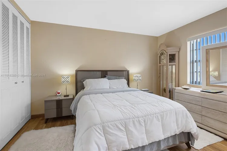 Hollywood Towers #401 image #16