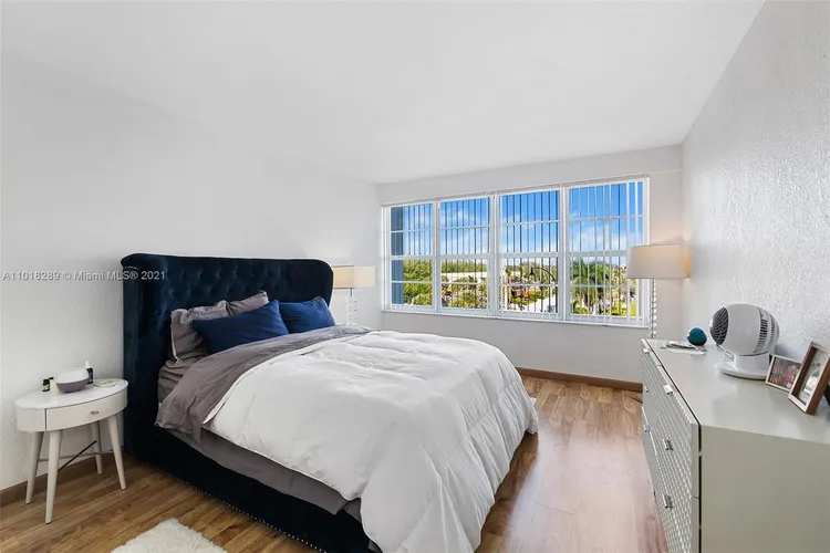 Hollywood Towers #401 image #17