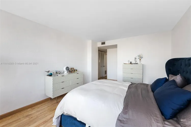 Hollywood Towers #401 image #18