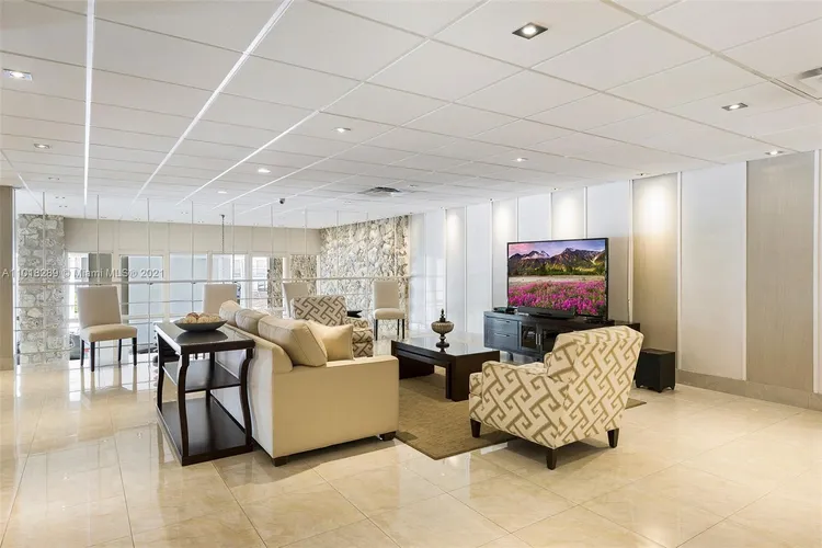 Hollywood Towers #401 image #27