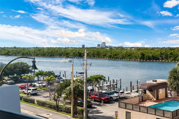 Hollywood Towers #401 image #42