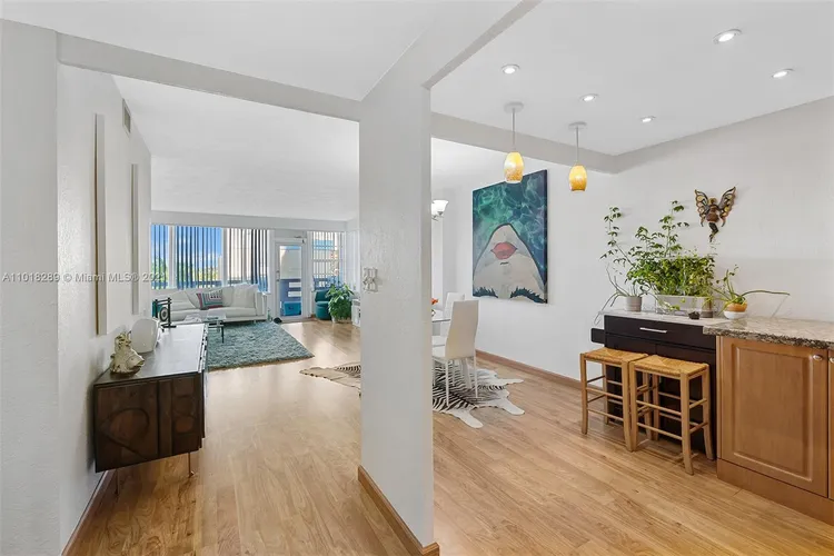 Hollywood Towers #401 image #6