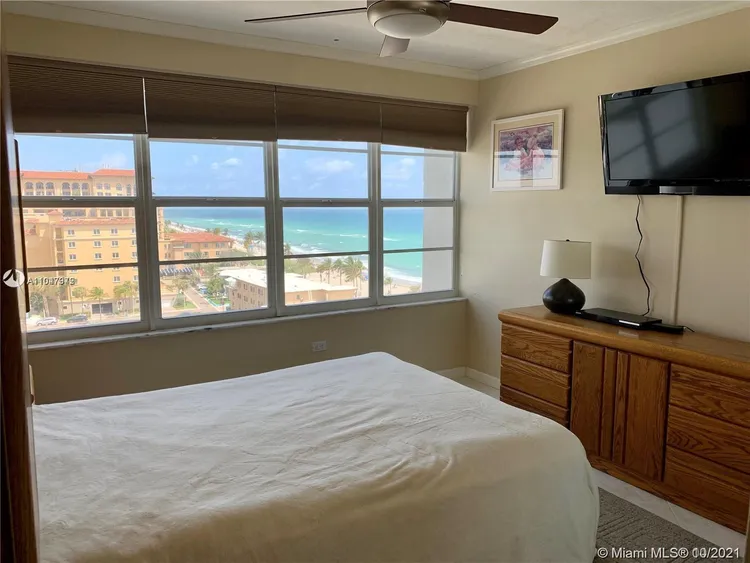 Hollywood Towers #1005 image #10