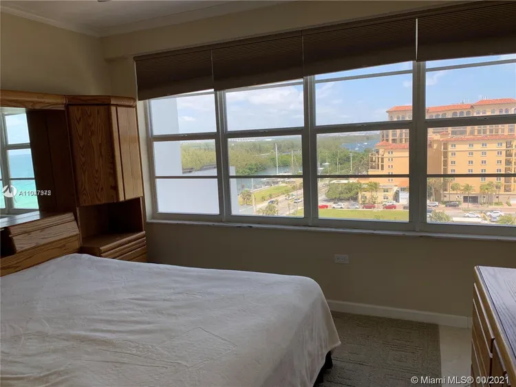 Hollywood Towers #1005 image #11