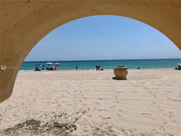 Hollywood Towers #1005 image #15